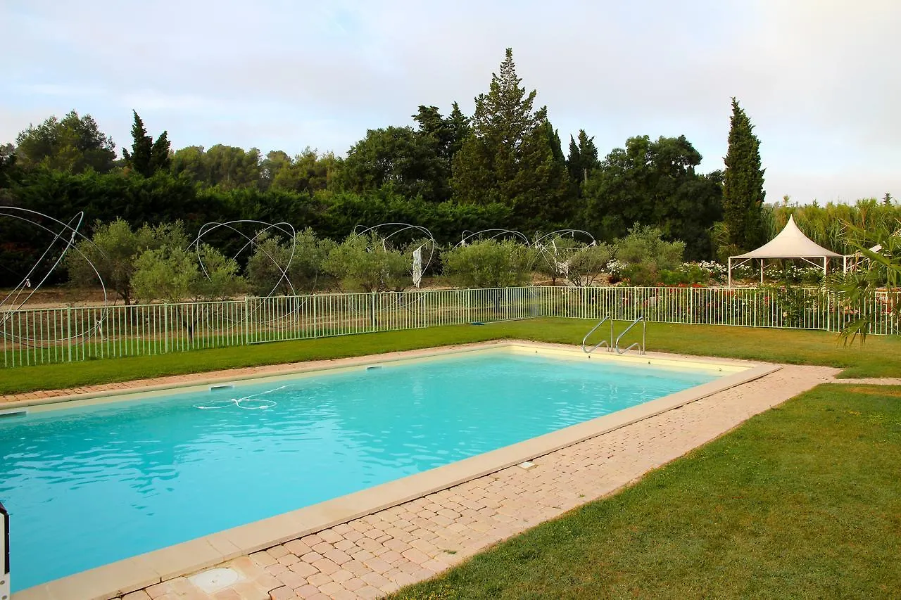 Mas Des Figues: Provençal Farmhouse with Pool and Organic Cuisine Saint-Remy-de-Provence