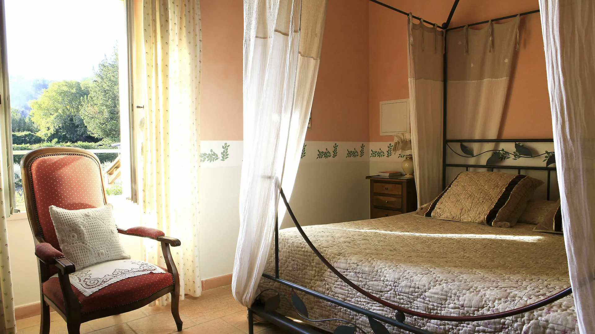 Bed & Breakfast Mas Des Figues: Provençal Farmhouse with Pool and Organic Cuisine Saint-Remy-de-Provence