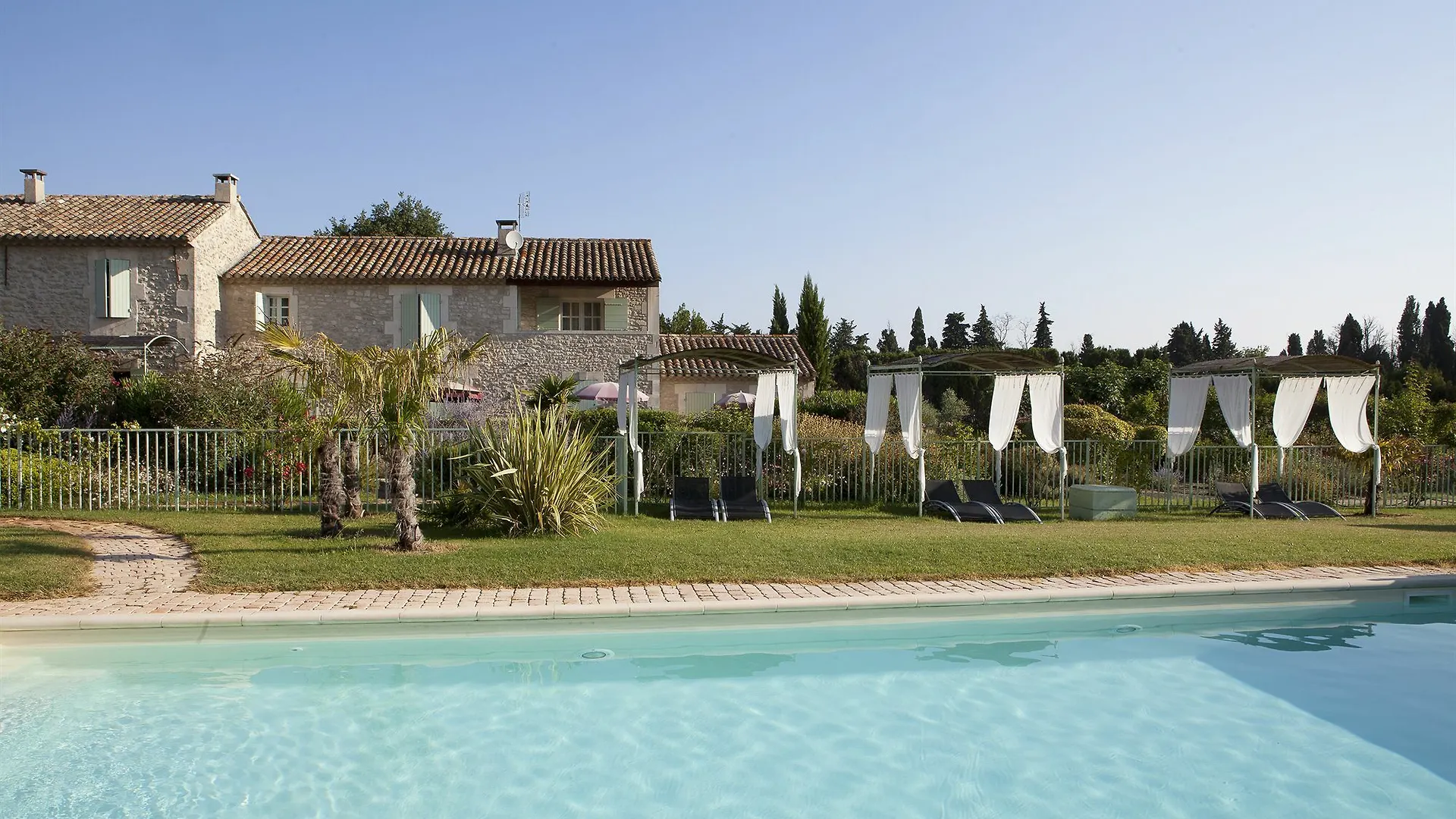 Mas Des Figues - Mas Xviiie - Tres Calme - Certifie Biologique Frbio10- Piscine Roseraie - Cuisine Maison Brunch Paysan Mediterraneen Potager Huile D'Olive Bio - Agritourisme - Alpilles Saint Remy De Provence - Ouvert Du 01E Mai Au 30 Septembre - Bed & Breakfast
